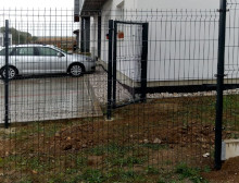 Montáž čtyřhranného pletiva a podhrabových desek – Zbůch Montáž čtyřhranného pletiva a podhrabových desek – Zbůch